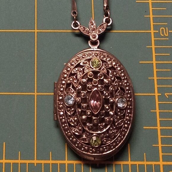 Locket on a silver colored chain 1928 necklace - Picture 1 of 6